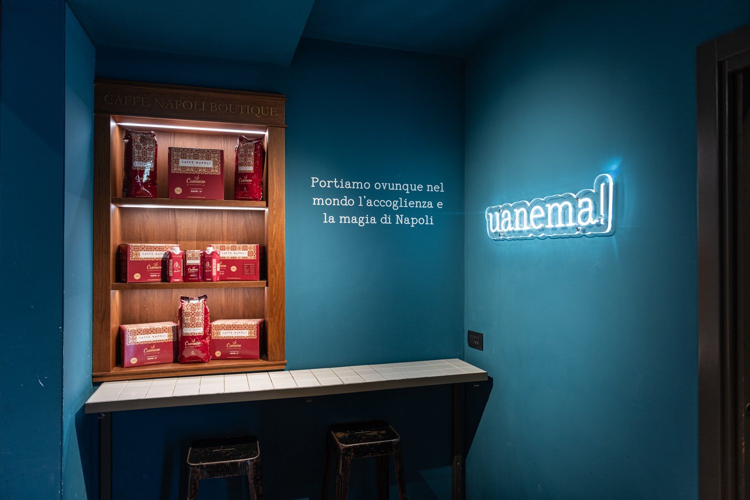 La boutique con la selezione di caffè e l’insegna al neon