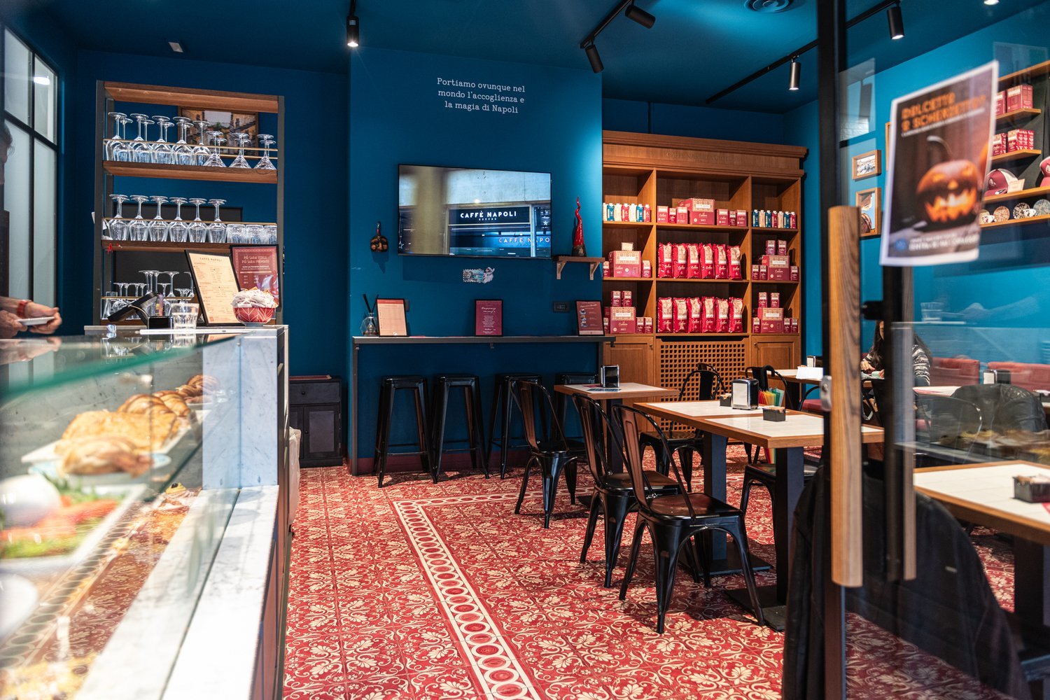 La sala interna con pavimento in maiolica e pareti blu