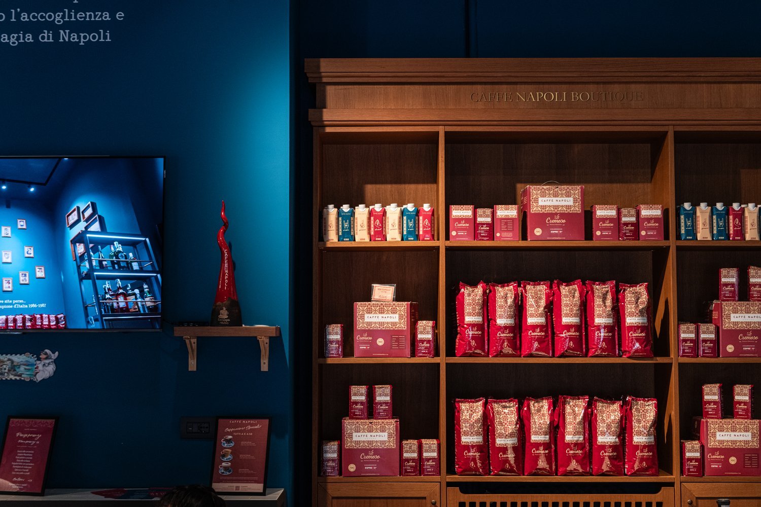 Gli scaffali con le confezioni di caffè Caffè Napoli
