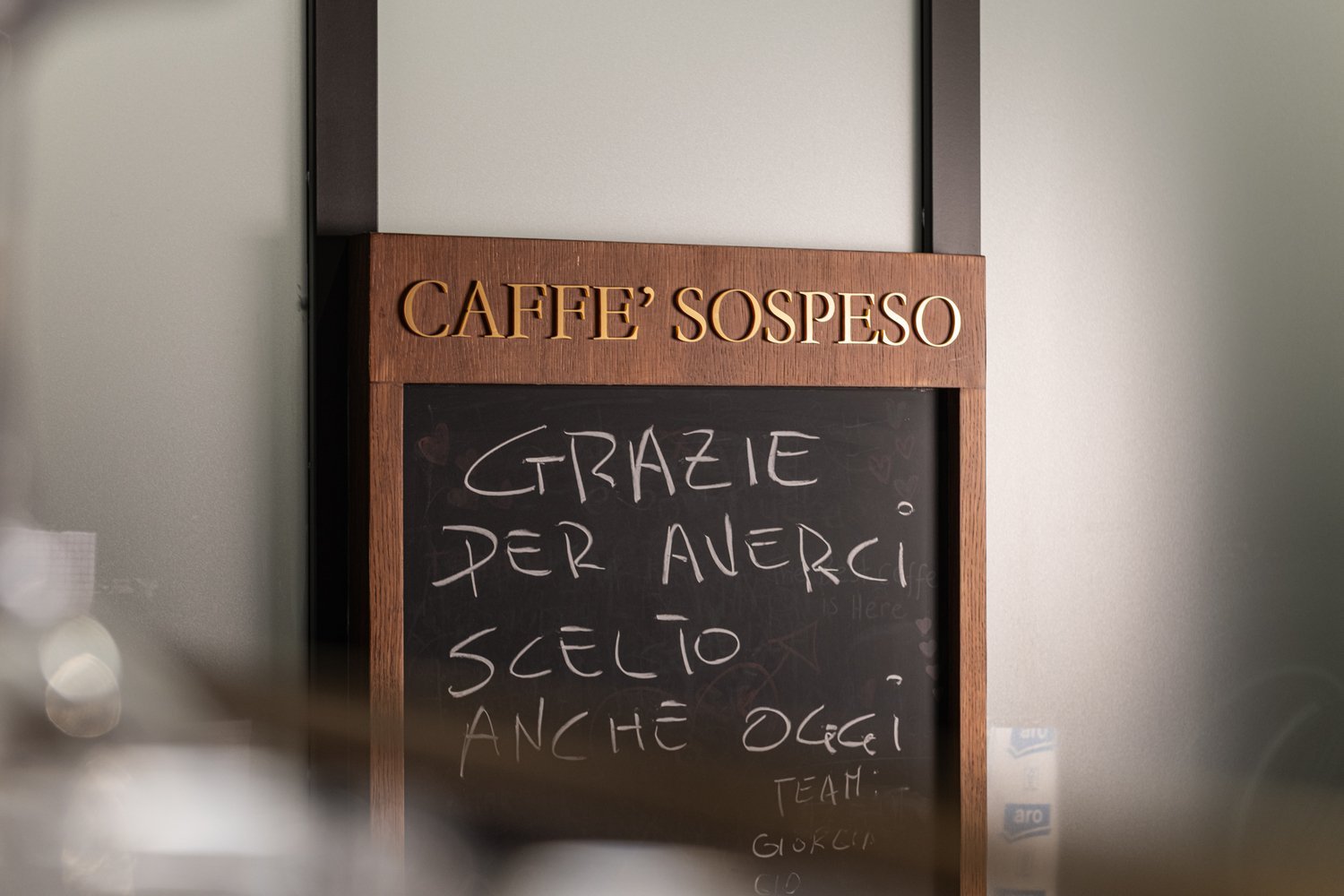 La lavagna del Caffè Sospeso