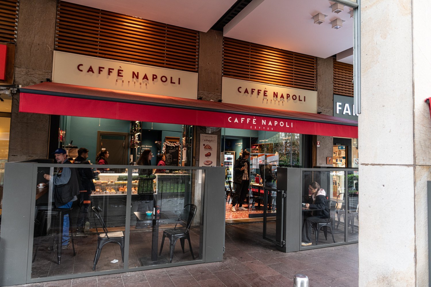 L’ingresso di un punto vendita Caffè Napoli Exytus