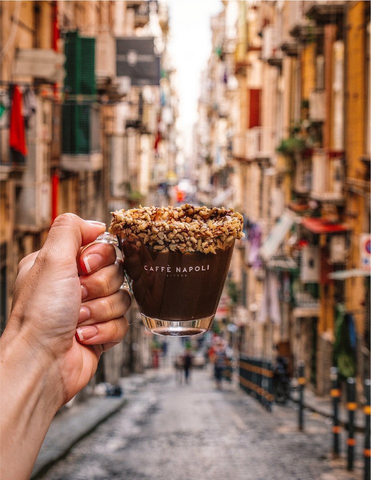Caffè da asporto per strada