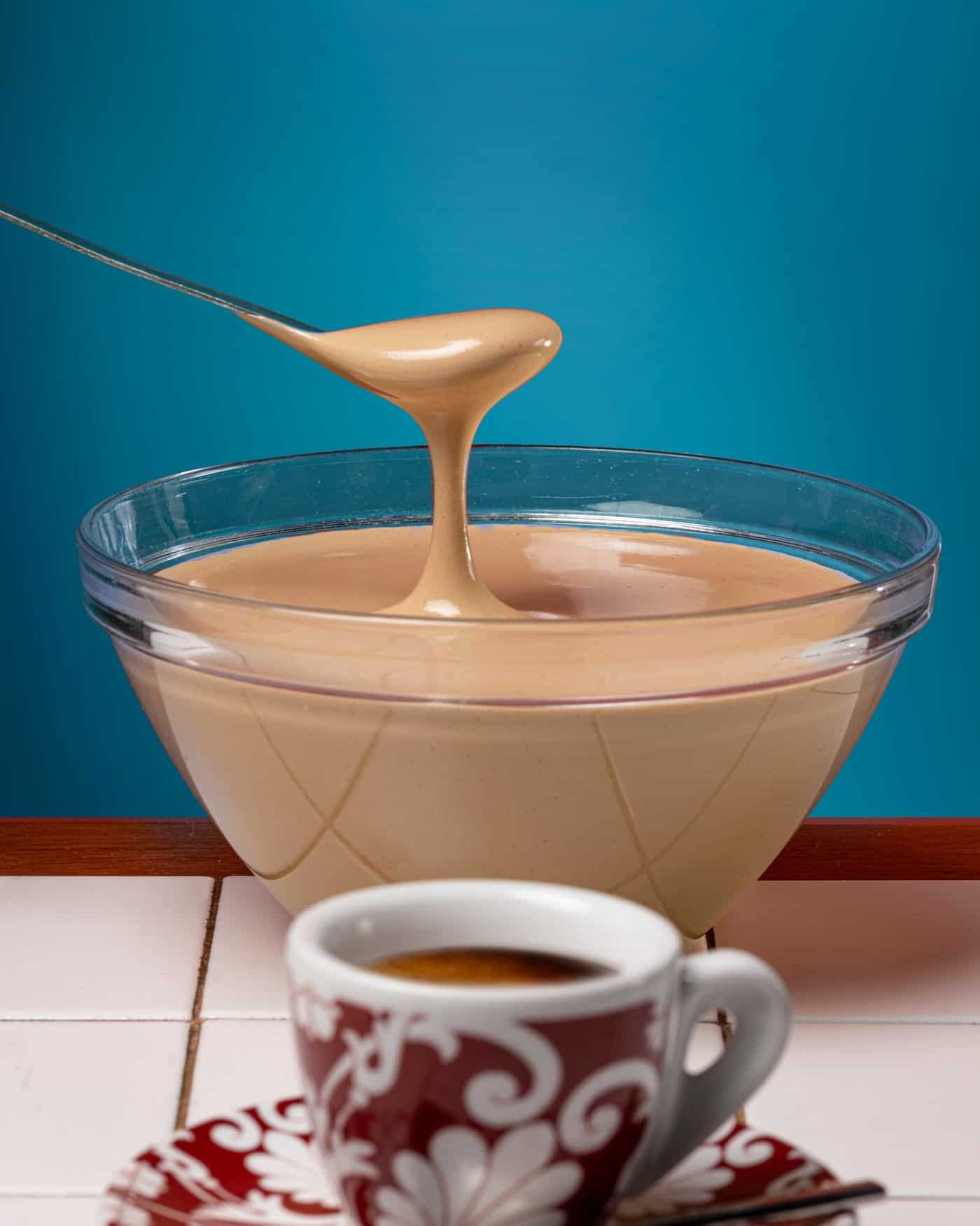 Una ciotola di cremina di caffè montata a mano, col cucchiaino che la solleva