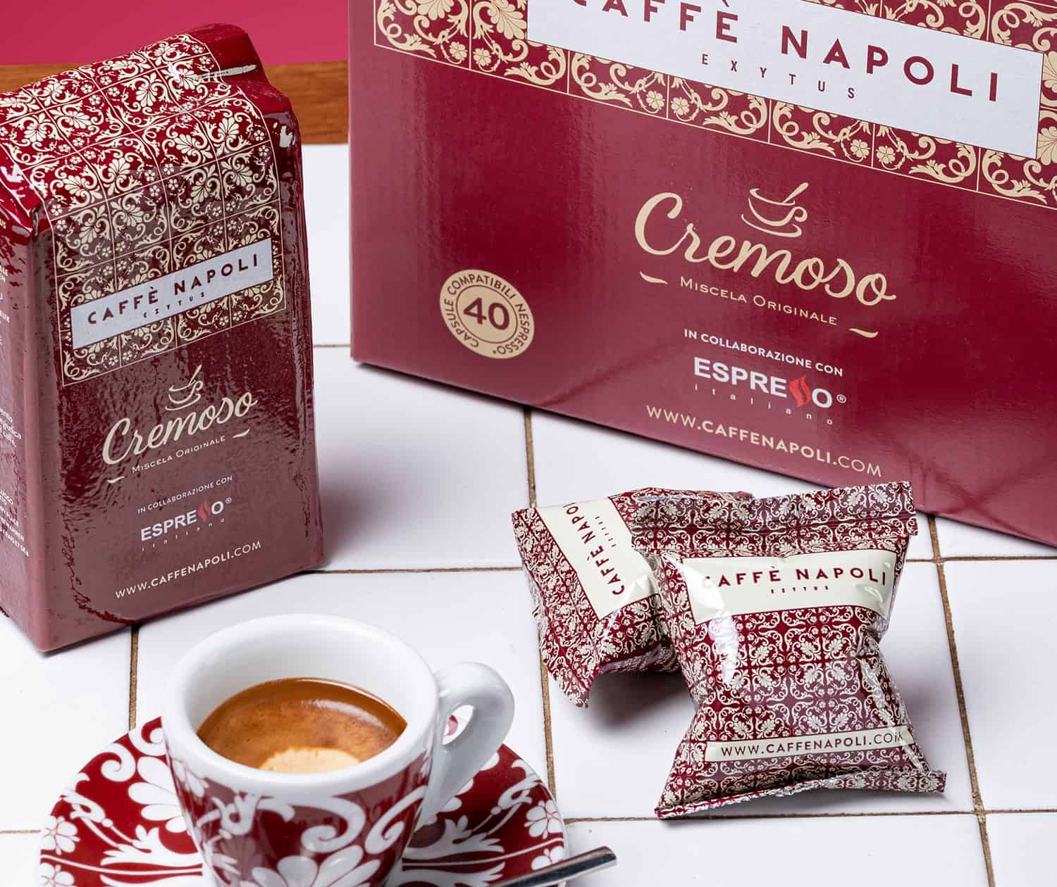 Astuccio, busta e cialde della linea Cremoso accanto a un espresso