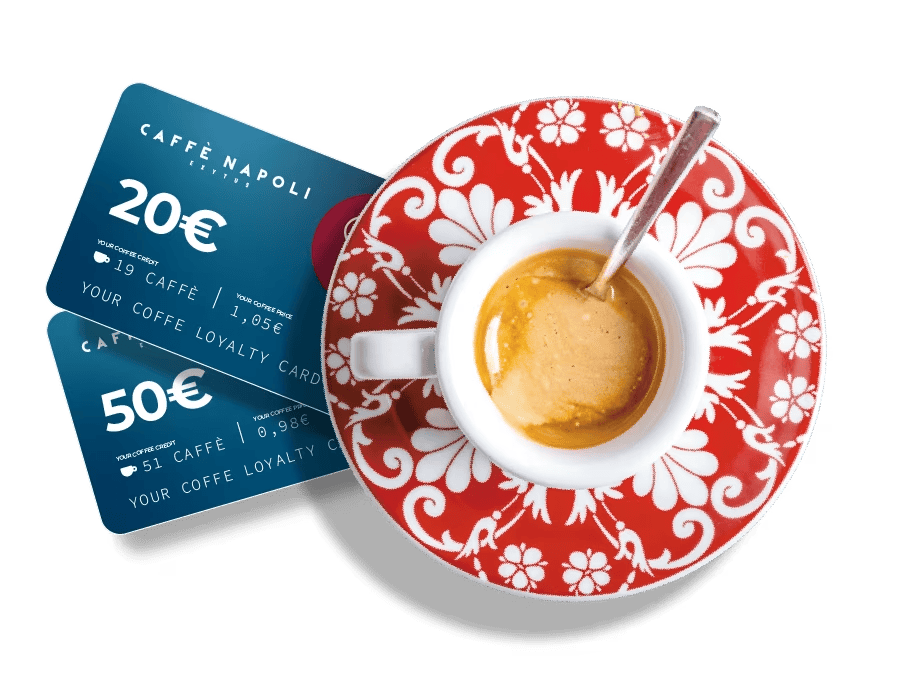 Le tessere Caffè Napoli da 20 e 50 euro accanto a un espresso servito nella maiolica rossa