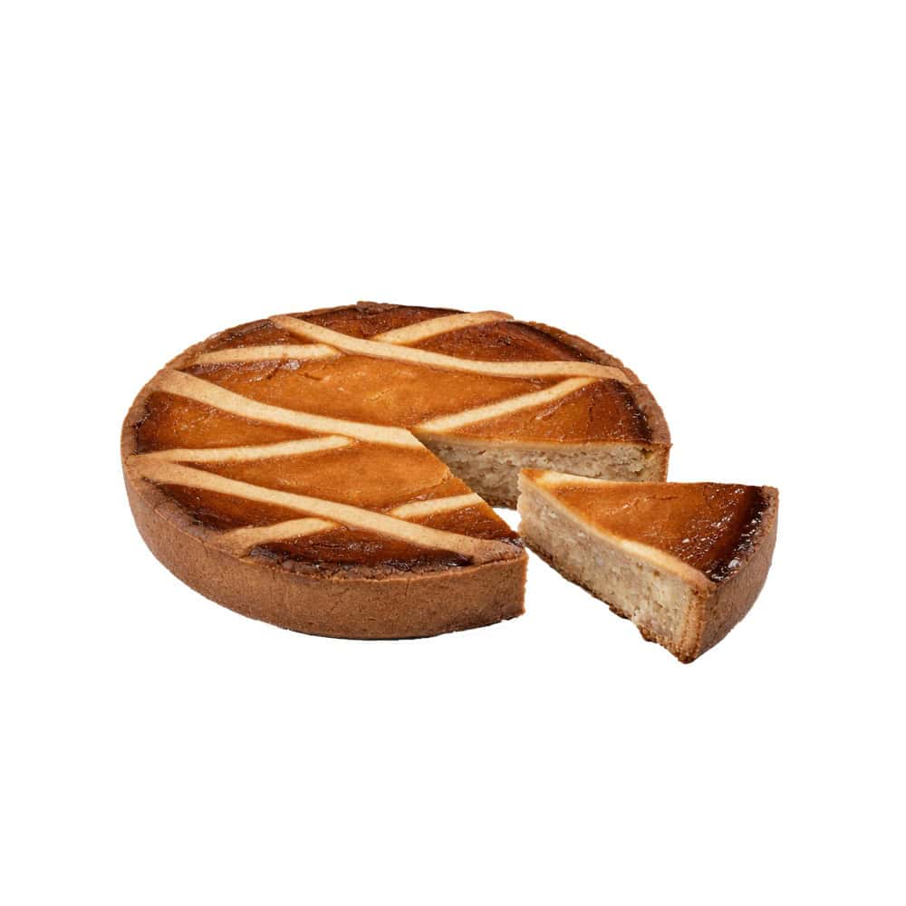 Pastiera napoletana intera con le strisce di pasta frolla intrecciate